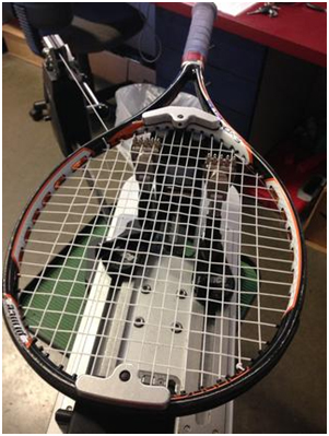 завершающий этап натяжки струн на теннисную ракетку